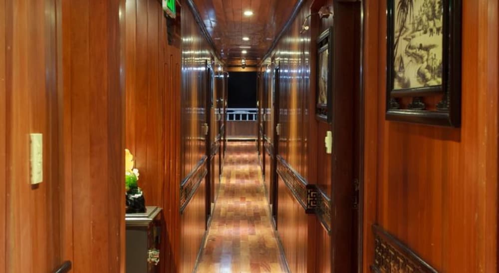 Viola Cruise Halong Bay — 4-Star Luxury Hotel in Ha Long, Vietnam