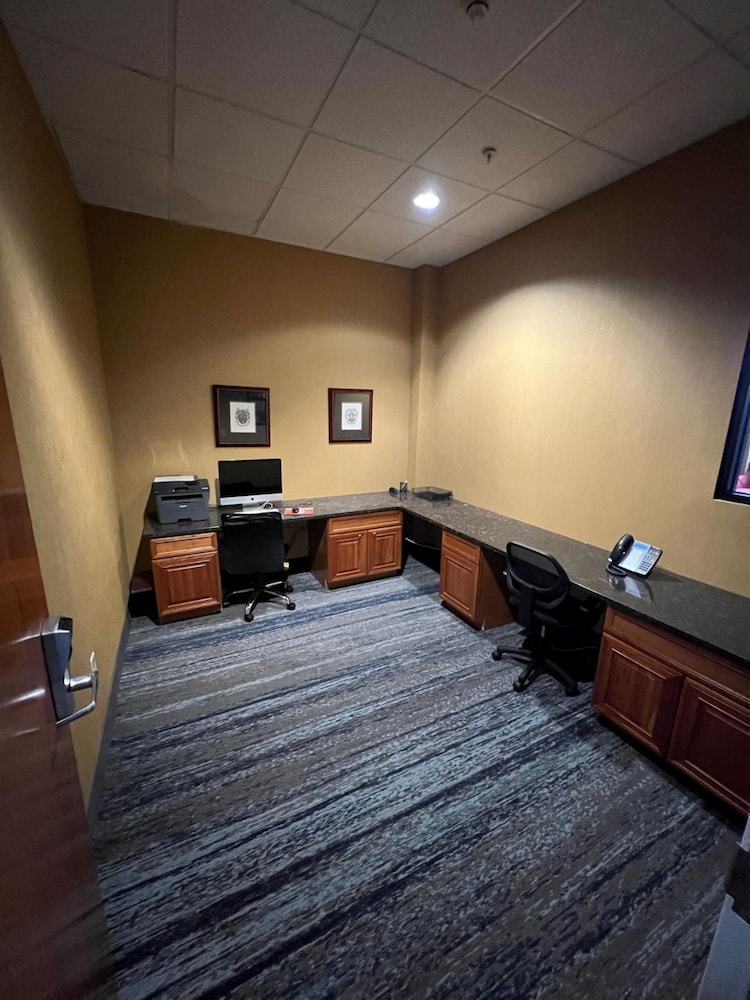 Holiday Inn Express Hotel & Suites Harrisburg West by IHG - photo 18