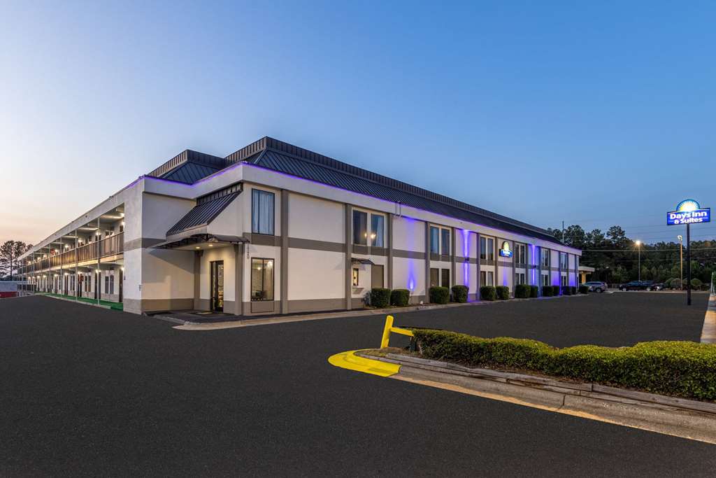 Days Inn & Suites by Wyndham Fort Bragg Cross Creek Mall - photo 6