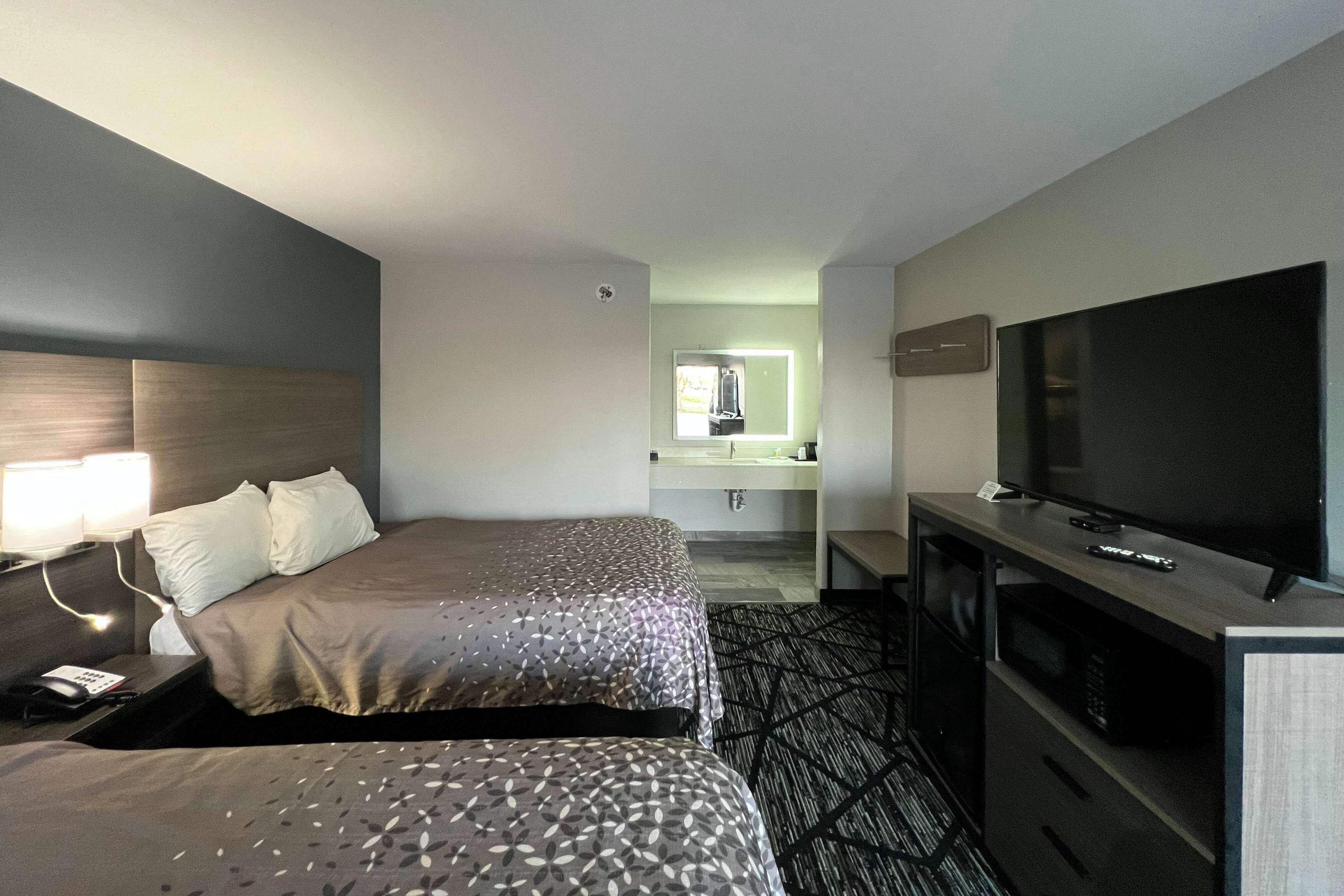 Super 8 by Wyndham Sulphur South - photo 12