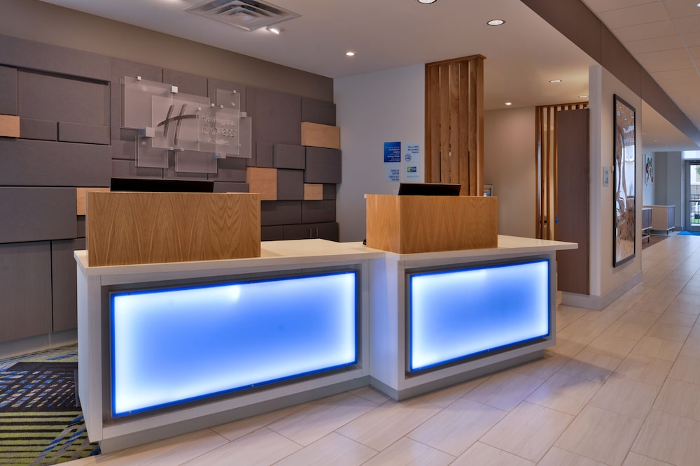 Holiday Inn Express & Suites Marshalltown an IHG Hotel - photo 5