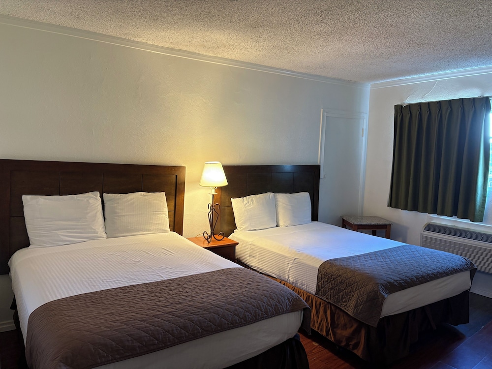 Hometown Inns North Hills - photo 7