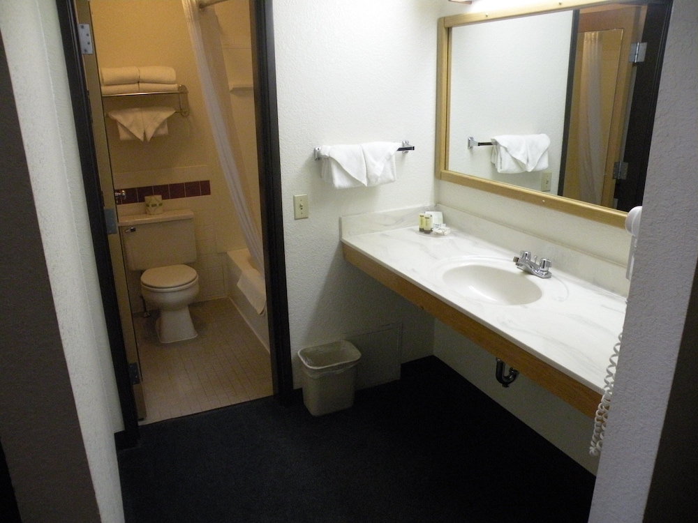 Boarders Inn & Suites by Cobblestone Hotels Ripon - photo 29
