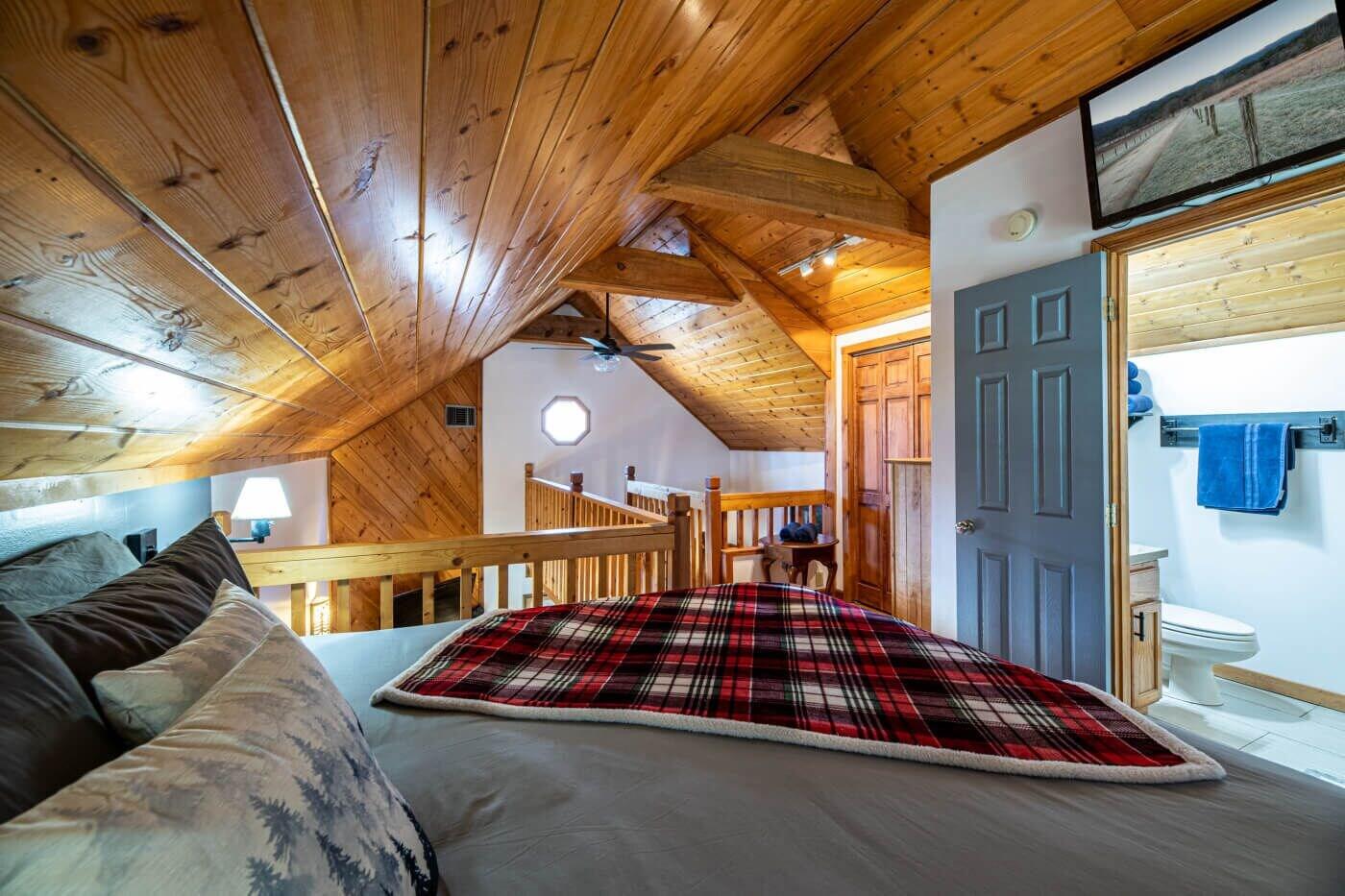 Creekside Tiny Cabin By Pigeon Forge — 4-Star Luxury Hotel in Sevierville, United States
