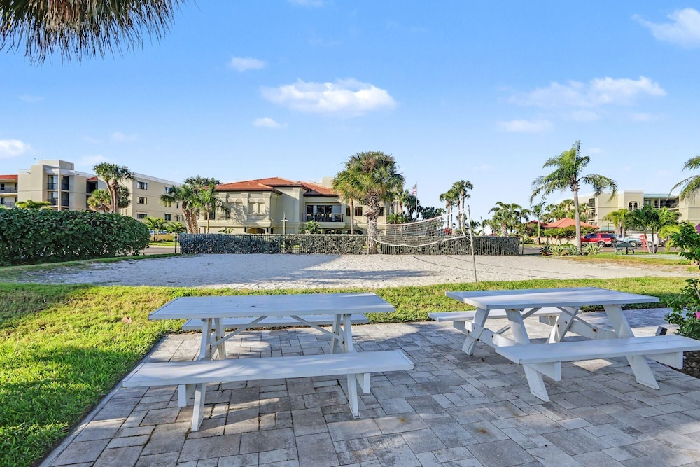Land's End 10 402 Beach Front Premier — 4-Star Luxury Hotel in Saint Pete Beach, United States