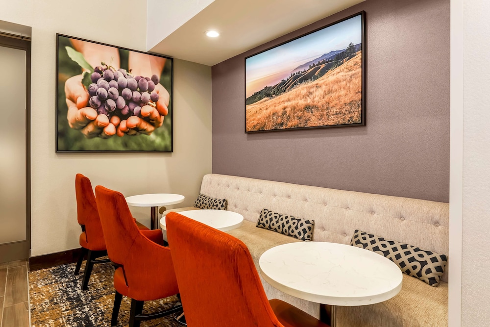 Hampton Inn & Suites Windsor Sonoma Wine Country - photo 6
