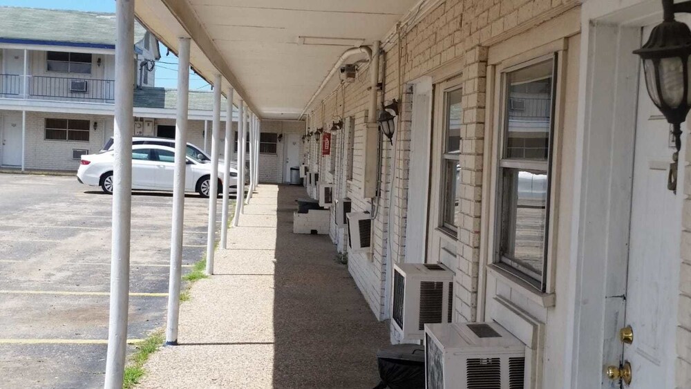 Knights Inn Giddings - photo 2
