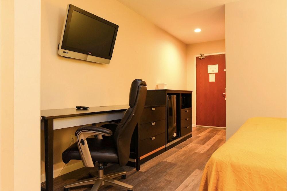 Capital Inn & Suites - photo 14