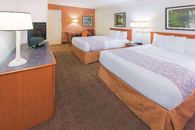 Super 8 by Wyndham San Antonio Near SeaWorld Ingram Park - photo 5