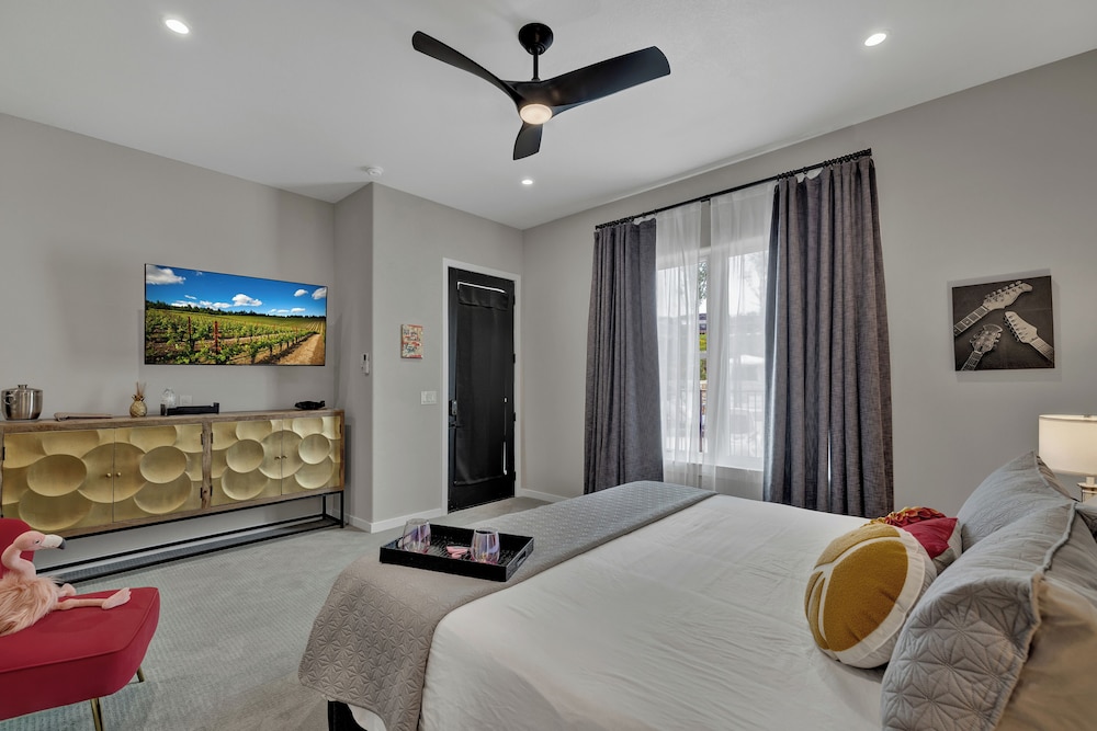 The Bentley Hotel Beatles Room Hill Country View - photo 5