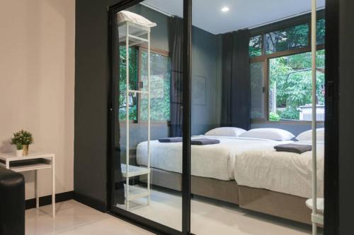 S2 Silom Large room 4 6 guests Full kitchen WIFI