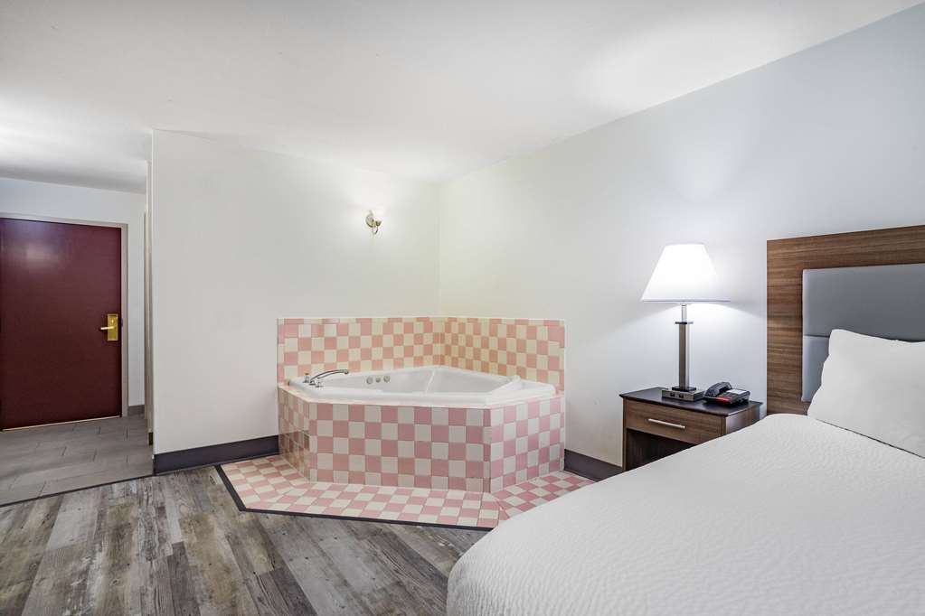 Ramada by Wyndham Hendersonville - photo 15
