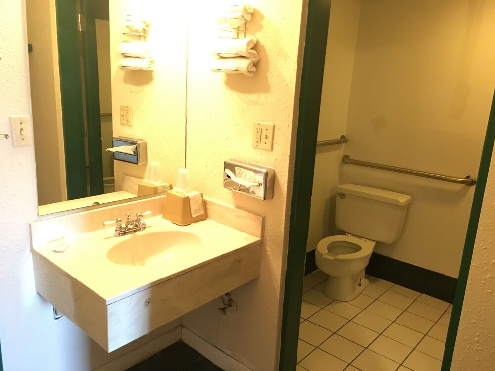 Quality Quarters Inn - photo 15
