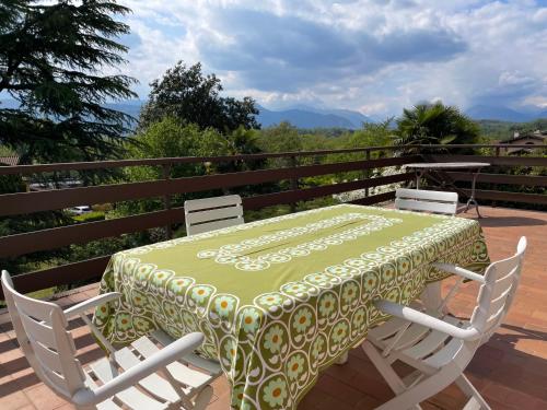 Grande terrazzo e ampio giardino tutto per voi — 4-Star Luxury Hotel in Monvalle, Italy