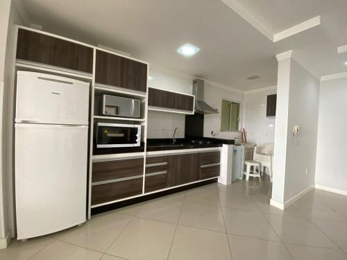 140 Lindo apartamento com 03 dormitórios Com Vista Mar