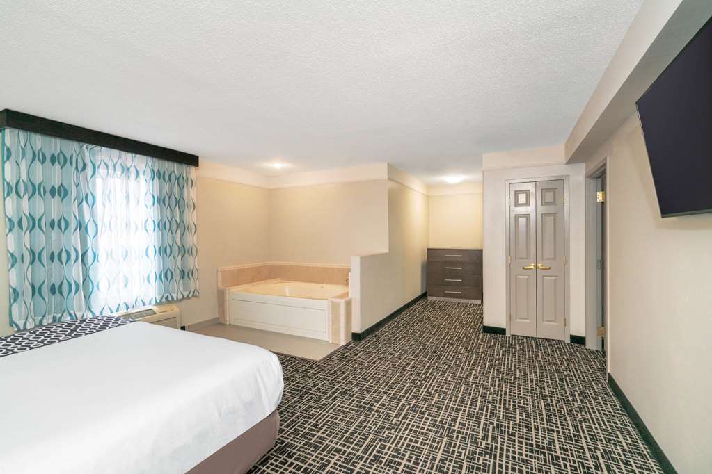 La Quinta Inn & Suites by Wyndham Latham Albany Airport - photo 25