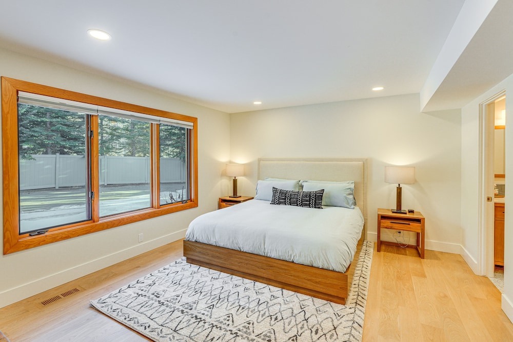 Bright Ketchum Retreat w Views & Private Hot Tub — hotel in Ketchum