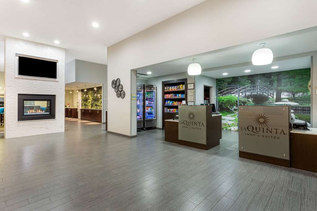 La Quinta Inn & Suites by Wyndham Rockford - photo 7