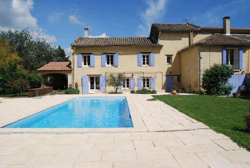 Typical farm with private pool close to the Ventoux 8 persons — hotel in Althen-Des-Paluds