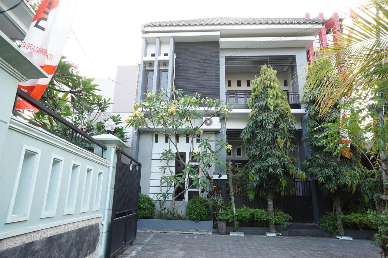OYO Life 93045 Kost Putra Bu Ketut — hotel in Lumajang