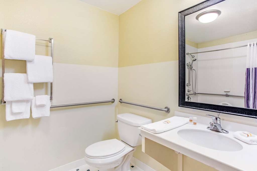 La Quinta Inn & Suites by Wyndham Raleigh Durham Southpoint - photo 17