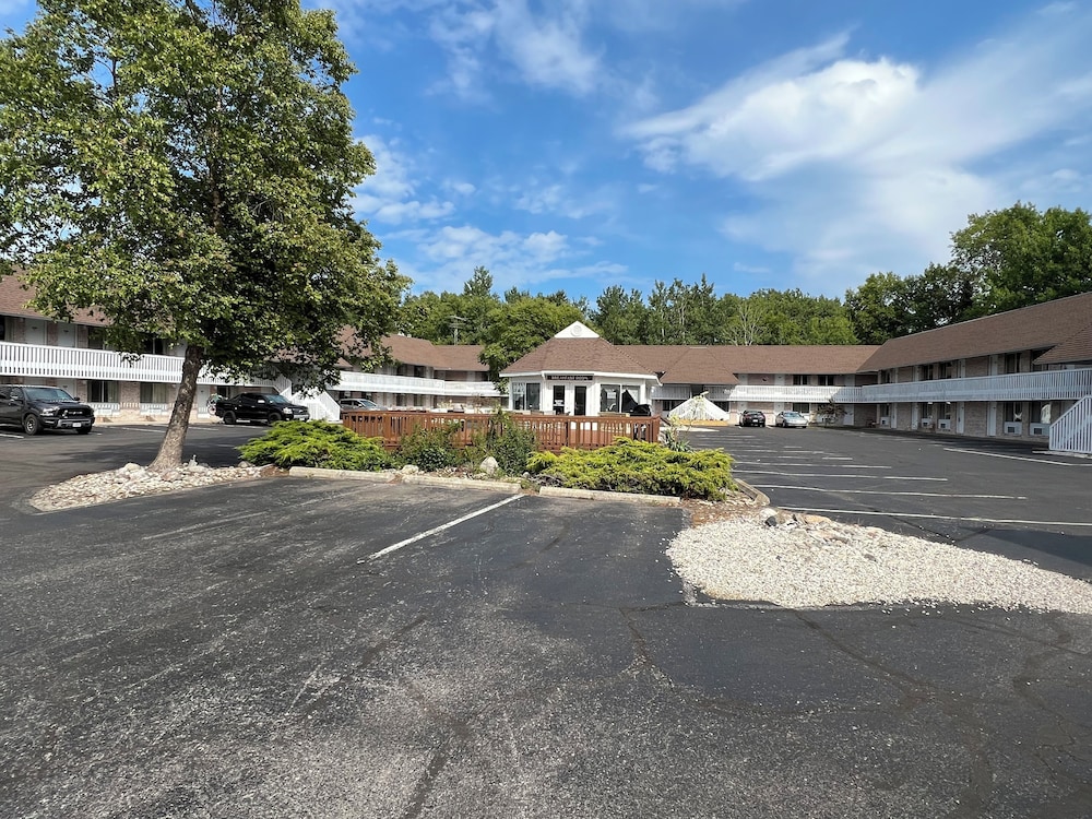 Travelodge by Wyndham Mackinaw City - photo 34