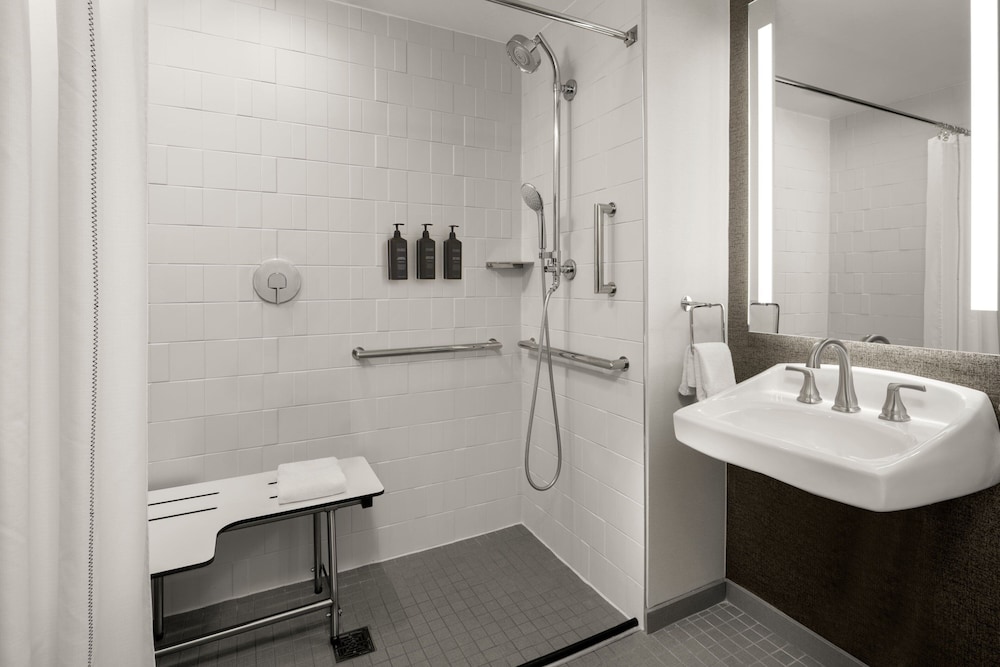 Sheraton Milwaukee Brookfield Hotel - photo 24