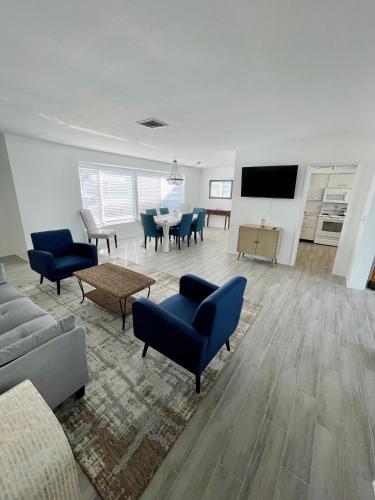 Venice Lakefront Pool Home — 4-Star Luxury Hotel in Venice, United States