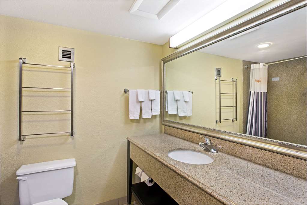 La Quinta Inn & Suites by Wyndham Salina - photo 22