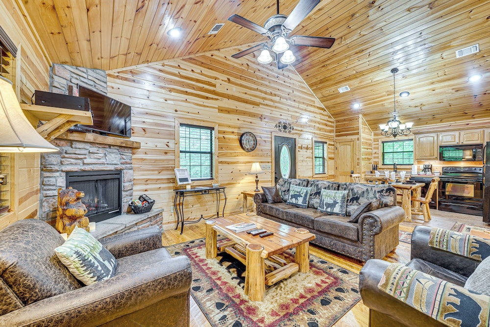 Private Hot Tub & Deck: Woodsy Broken Bow Retreat in Broken Bow, United States