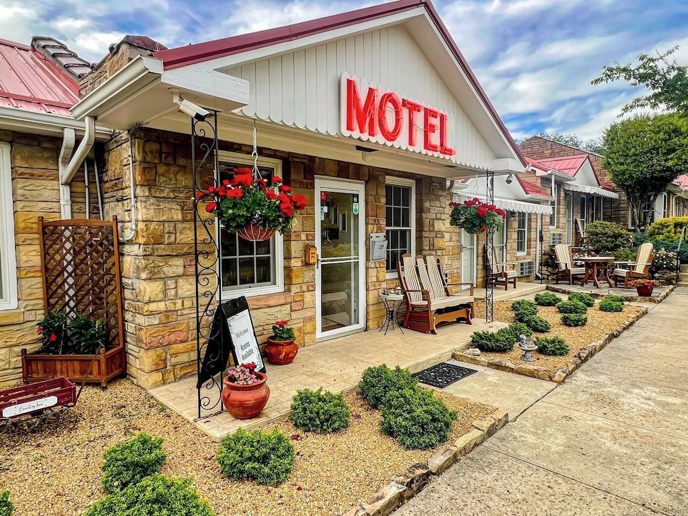 Carolina Country Inn - carbon neutral hotel in Burnsville