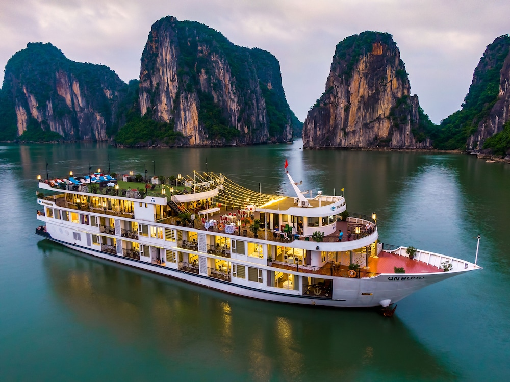 Halong Aquamarine Cruise — 4-Star Luxury Hotel in Ha Long, Vietnam