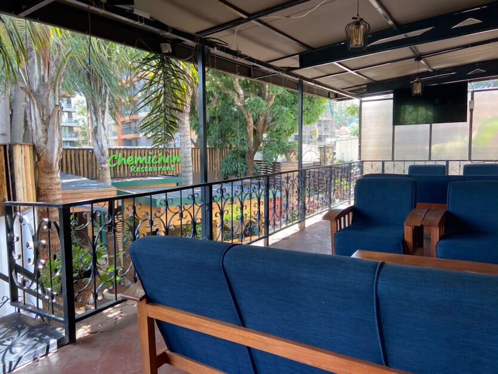 Lobby lounge