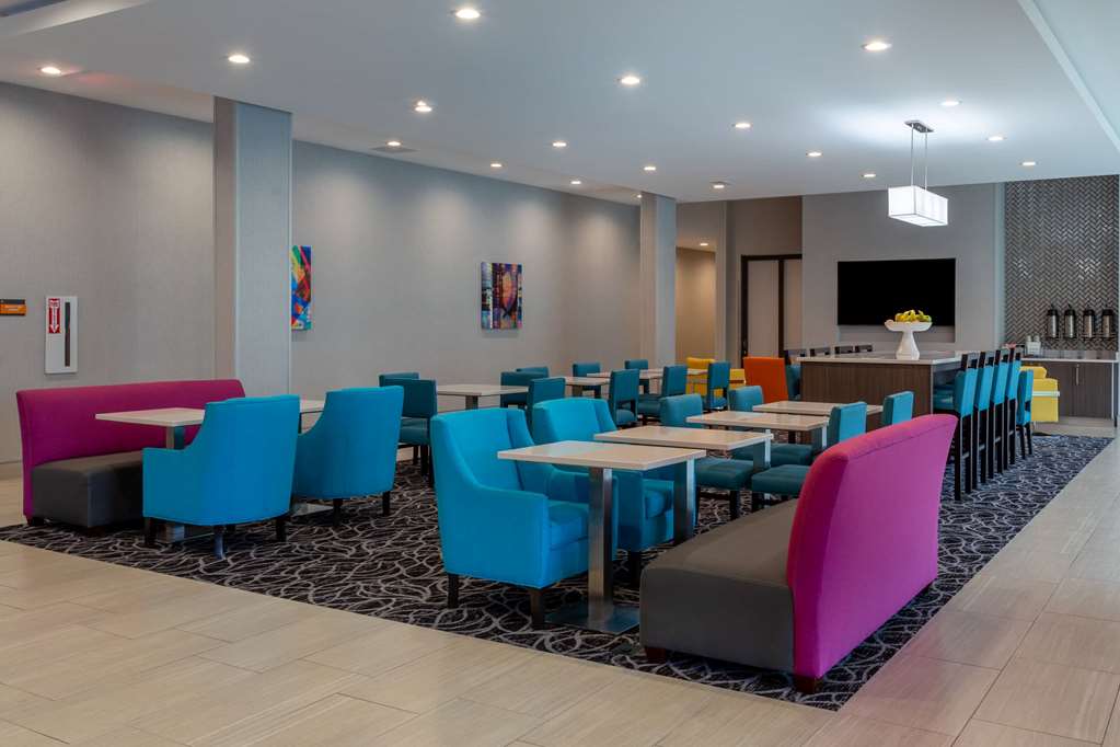 La Quinta Inn & Suites by Wyndham Shorewood - photo 9