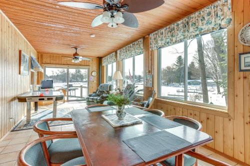 Sauna Fireplaces Lakefront Cadillac Retreat — hotel in Cadillac