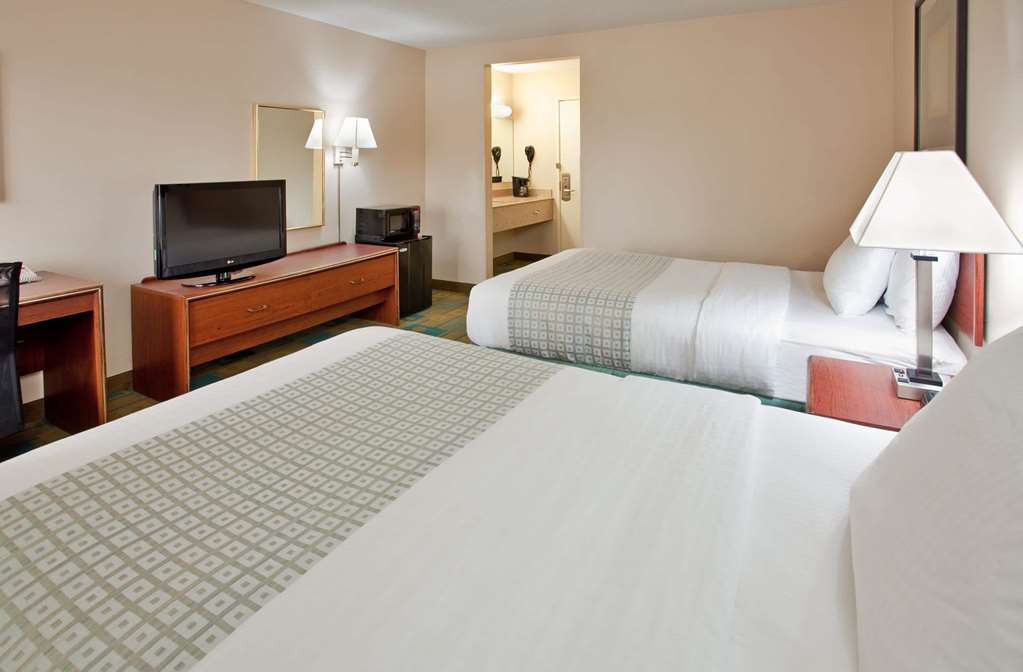 La Quinta Inn & Suites by Wyndham Des Moines West Clive - photo 41