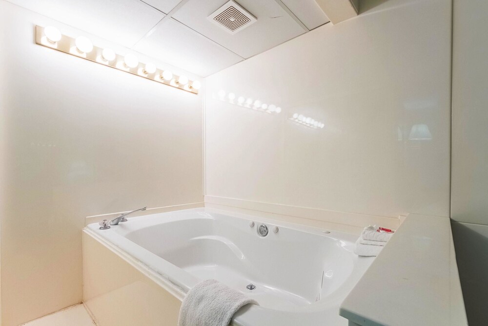 Econo Lodge Inn & Suites Bentonville Rodgers - photo 19