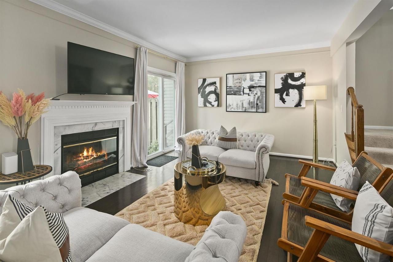 Sleeps 6 Nature trails 40 Mins to DC 2 cars MAX in Sterling, United States