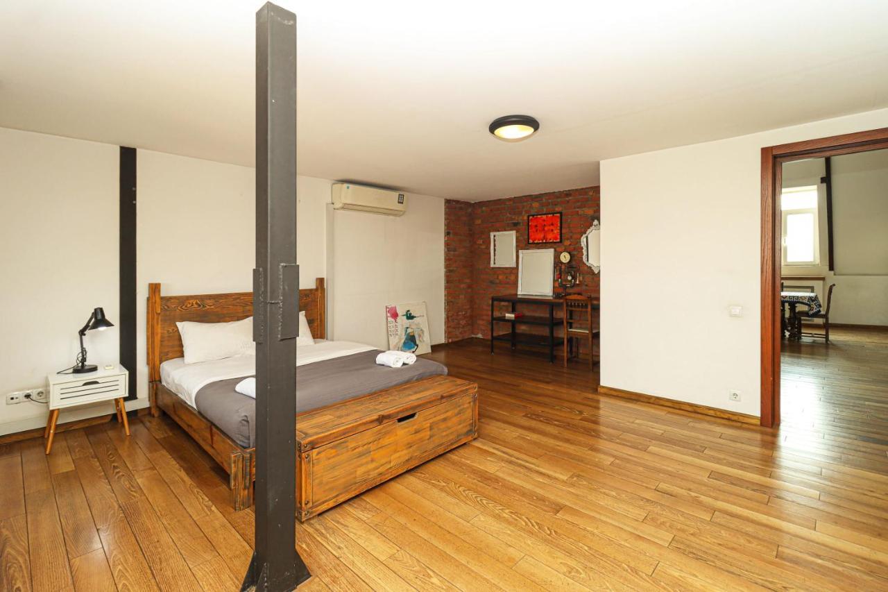 Vintage Mezzanine Apt in City Center By Wehost