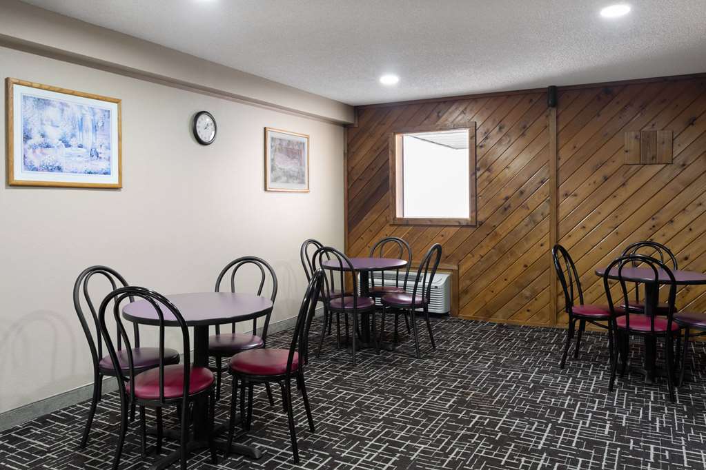 Super 8 by Wyndham Dyersville near Field of Dreams — hotel in Dyersville