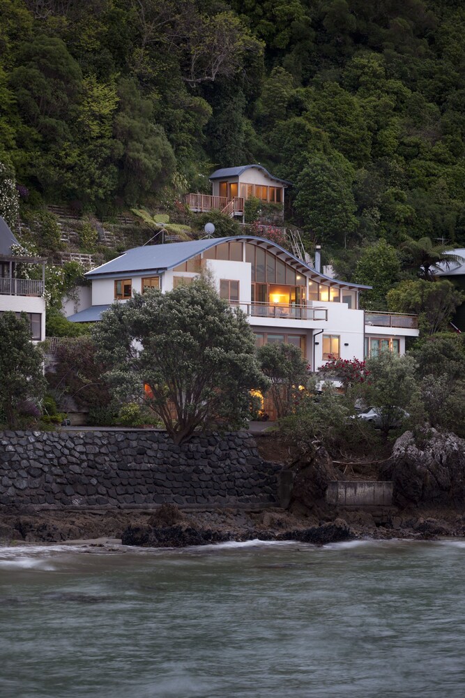 Edgewater Lodge — 4-Star Luxury Hotel in Wellington, New Zealand