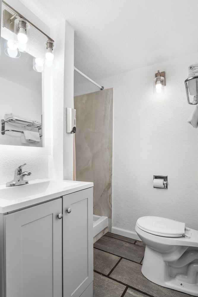 Americas Best Value Inn Jonesville Hillsdale - photo 24