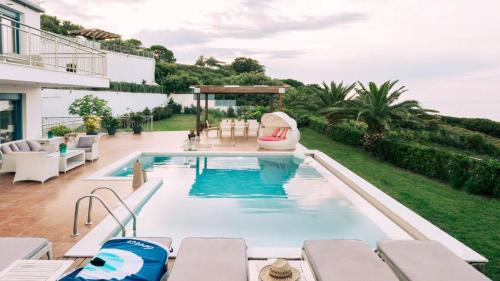 Comfortable And Chic Garden With A Well Maintained Garden in Aspropyrgos, Greece