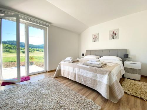 Apartman Fenestra s terasom i pogledom na Gacku — 4-Star Luxury Hotel in Otocac, Croatia