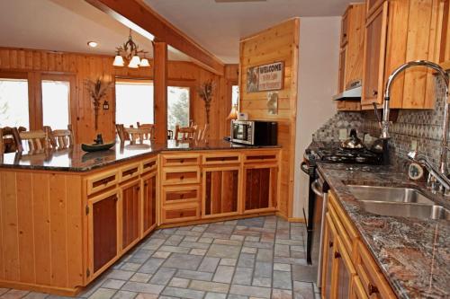 Timber Crest Retreat Hot Tub Satellite Washer Dryer Fireplace Grill Firepit Garage Access — Taos