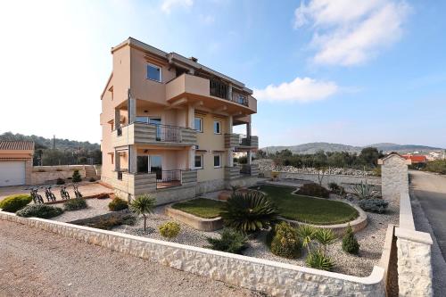 Apartman Sipina 4 — 4-Star Luxury Hotel in Kukljica, Croatia