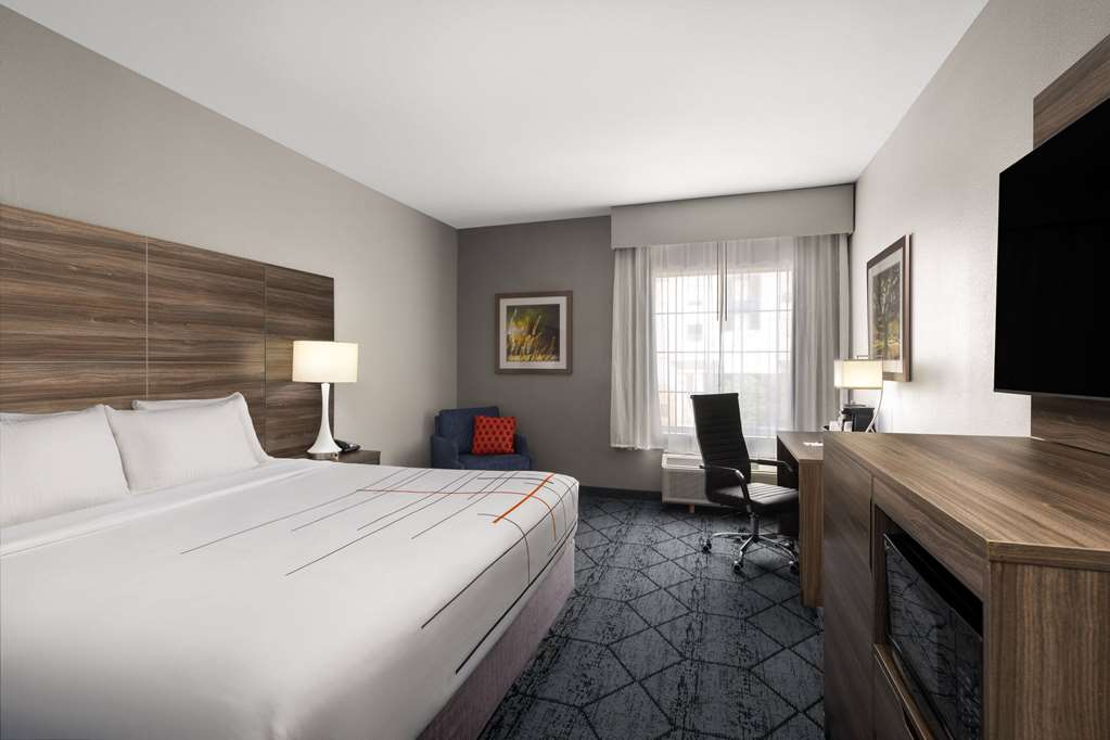 La Quinta Inn & Suites by Wyndham Denton University Drive - photo 17
