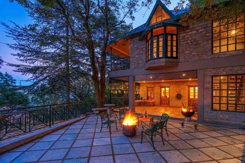 StayVista at Paris Villa with Pvt Outdoor Heated Pool in Kasauli — 4-Star Luxury Hotel in Kasauli, India