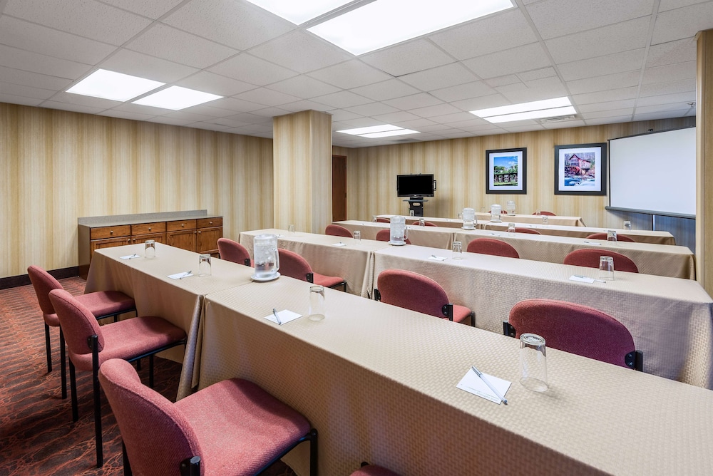 Hampton Inn Parkersburg Mineral Wells - photo 42