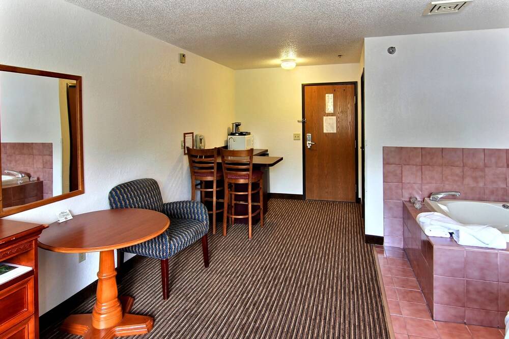 Days Inn & Suites by Wyndham Traverse City - photo 15